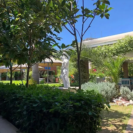 Liona & ホテル グンドーガン